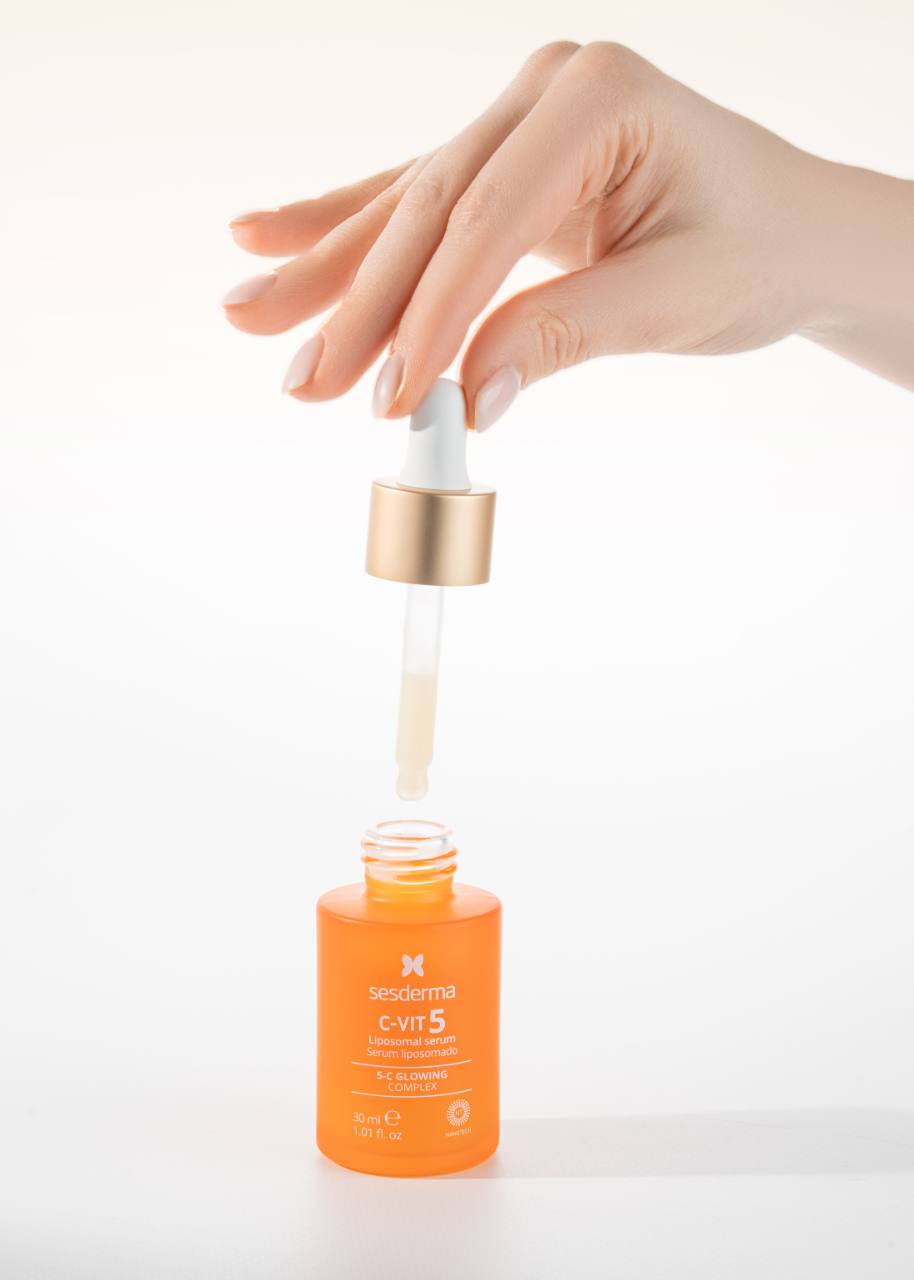 Нанесення сироватки Sesderma C-VIT 5, флакон 30 мл